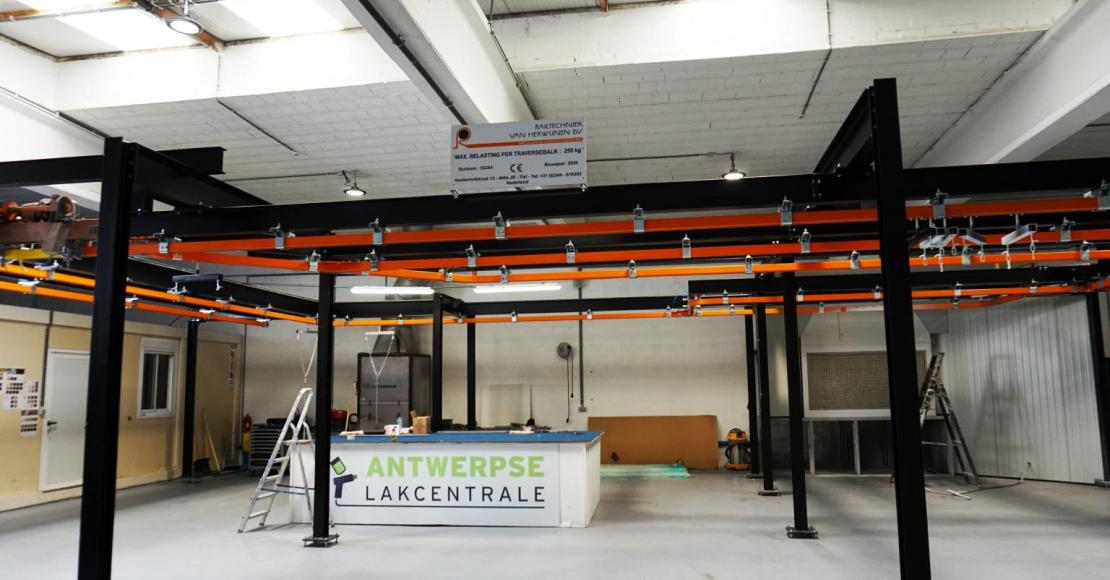 power and free, dropsecties, kettingbanen, kettingbaansysteem, monorailsysteem, GIS-takels, cleantrack, bovenloopkranen, zwenkkranen, intern transportsysteem, traversekranen, verdeelbrug, spuitrobots, peodercoatingstraat, poedercoatcabine, moffelovens, baden