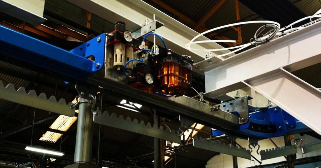 power and free, dropsecties, kettingbanen, kettingbaansysteem, monorailsysteem, GIS-takels, cleantrack, bovenloopkranen, zwenkkranen, intern transportsysteem, traversekranen, verdeelbrug, spuitrobots, peodercoatingstraat, poedercoatcabine, moffelovens, baden